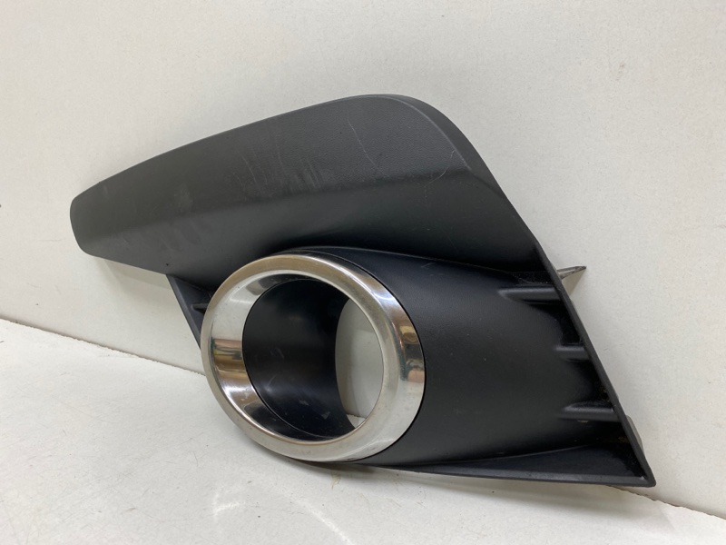 Рамка противотуманной фары левой