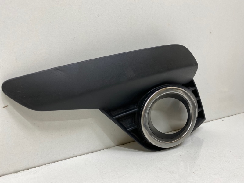 Рамка противотуманной фары левой