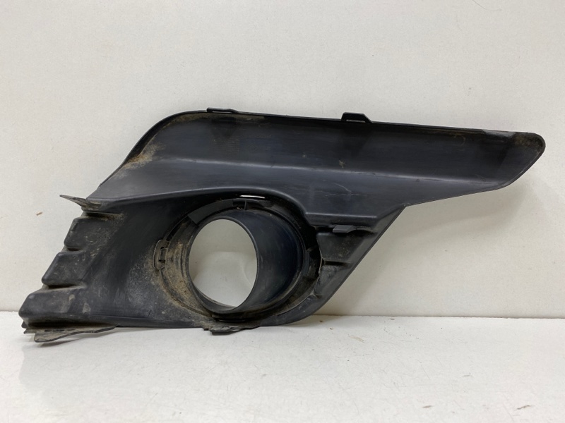 Рамка противотуманной фары левой