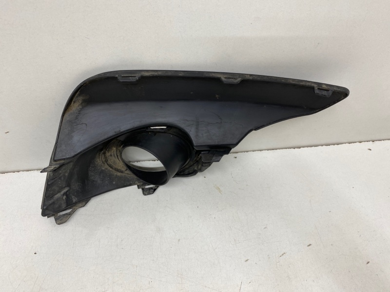 Рамка противотуманной фары левой