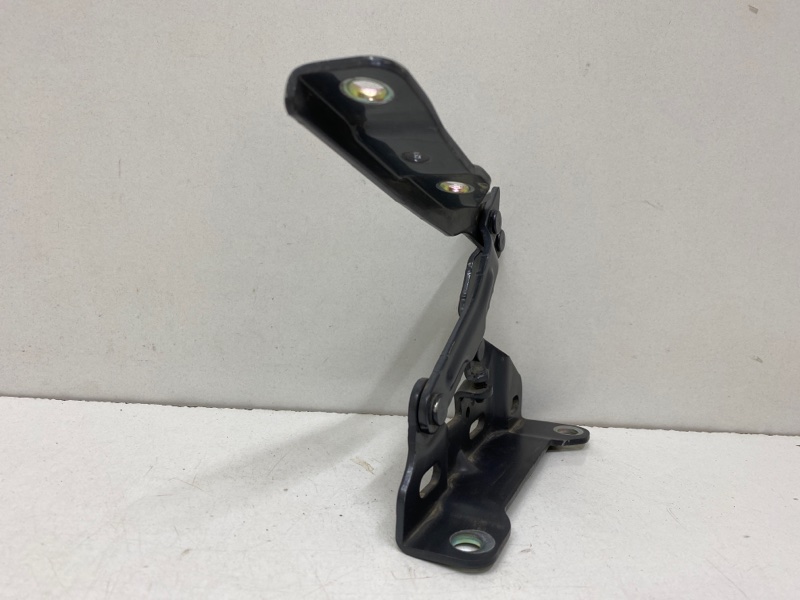 Петля капота правая