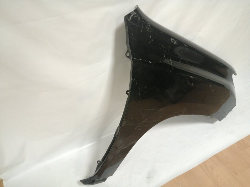 Крыло переднее правое