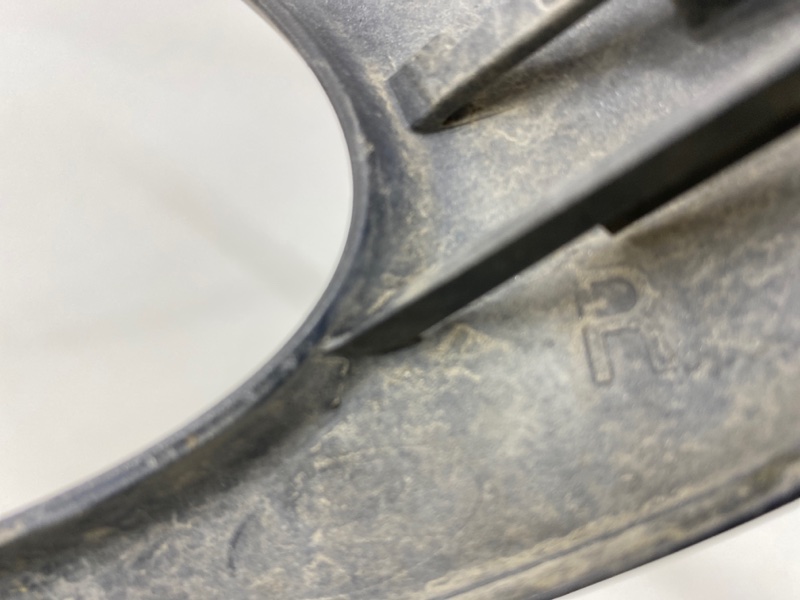 Молдинг переднего бампера правый