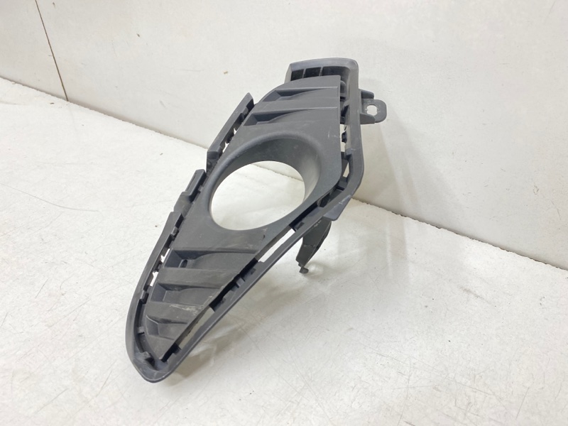 Рамка противотуманной фары правой