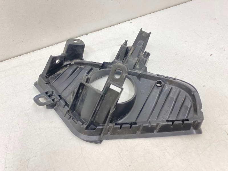 Рамка противотуманной фары правой