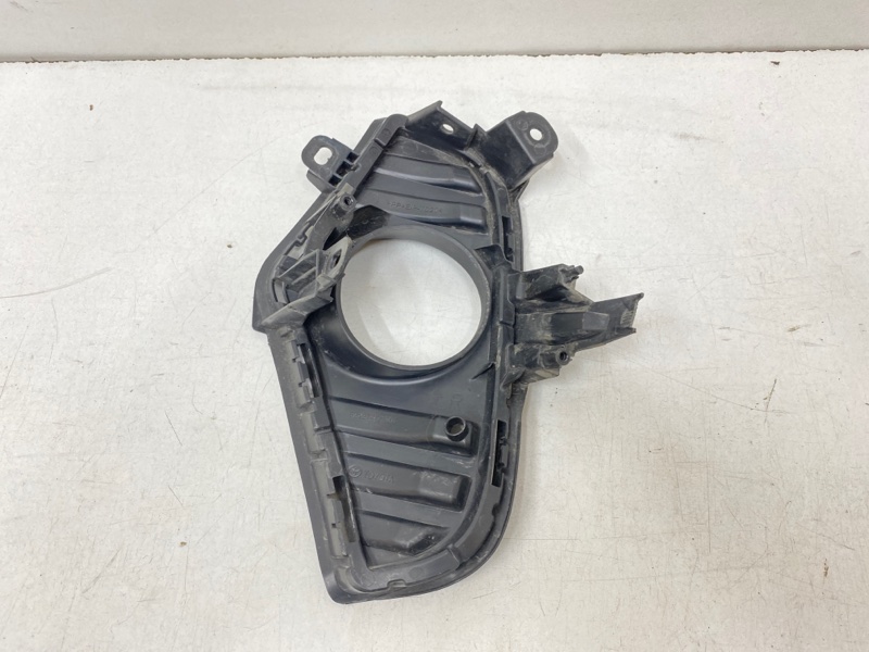 Рамка противотуманной фары правой