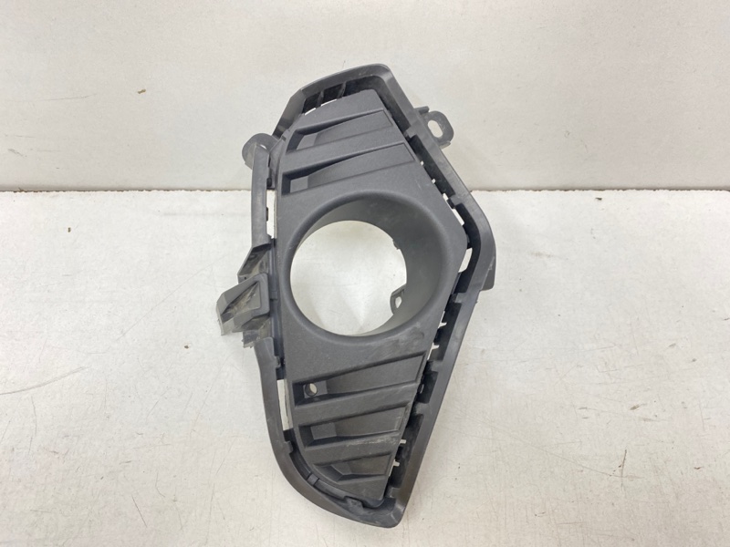 Рамка противотуманной фары правой