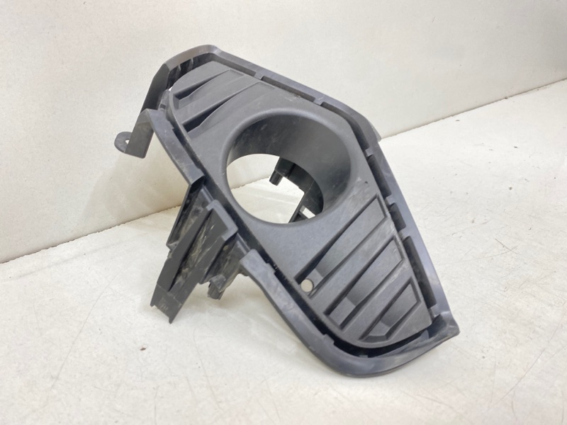 Рамка противотуманной фары правой