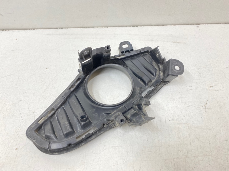 Рамка противотуманной фары правой