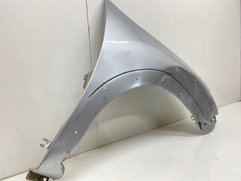 Крыло переднее правое