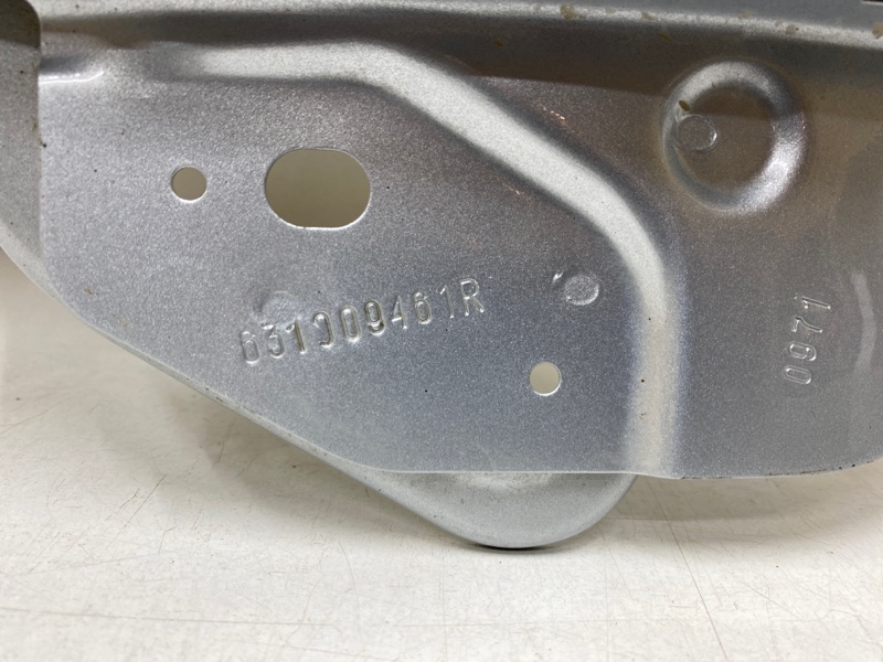 Крыло переднее правое