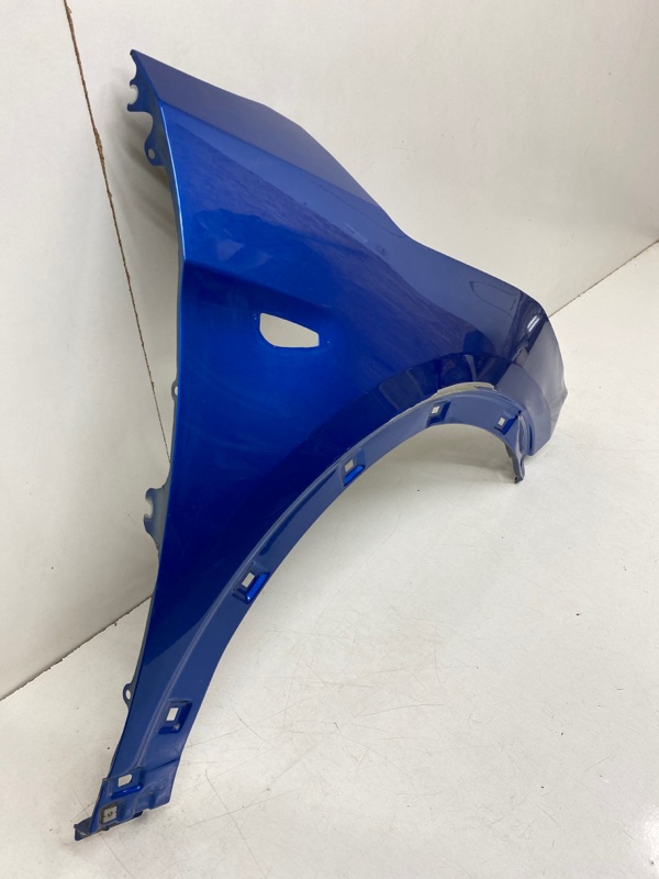 Крыло переднее правое