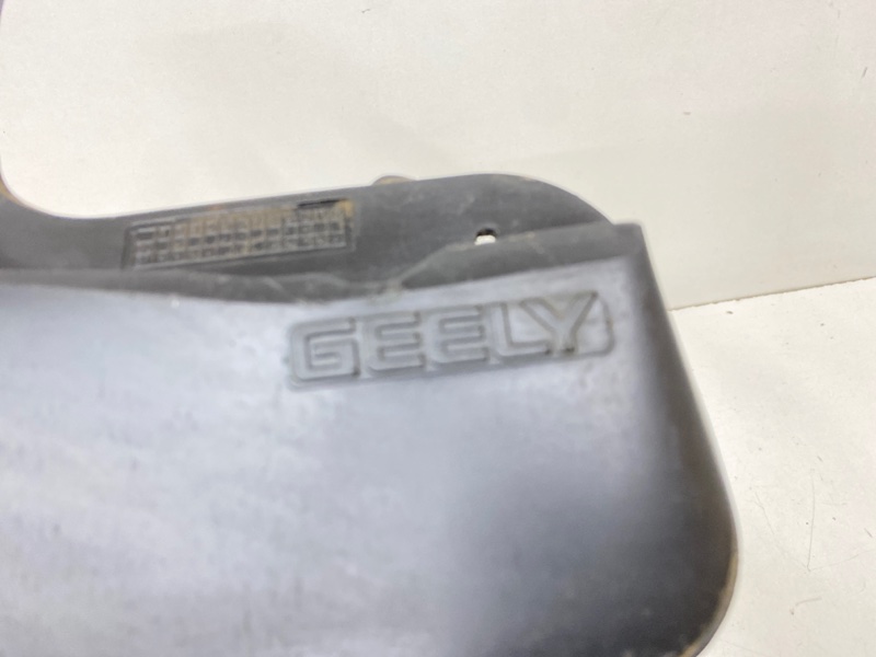 Брызговик задний левый