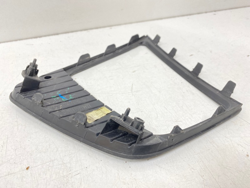 Рамка противотуманной фары правой