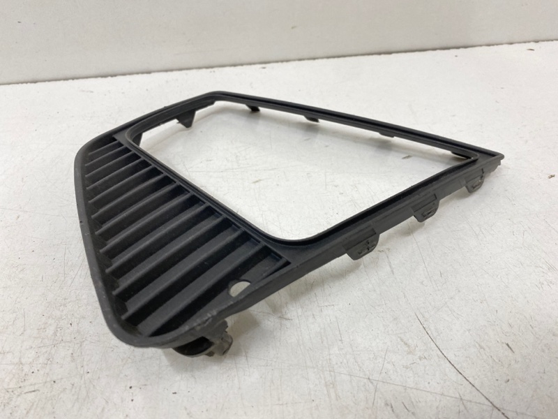 Рамка противотуманной фары правой