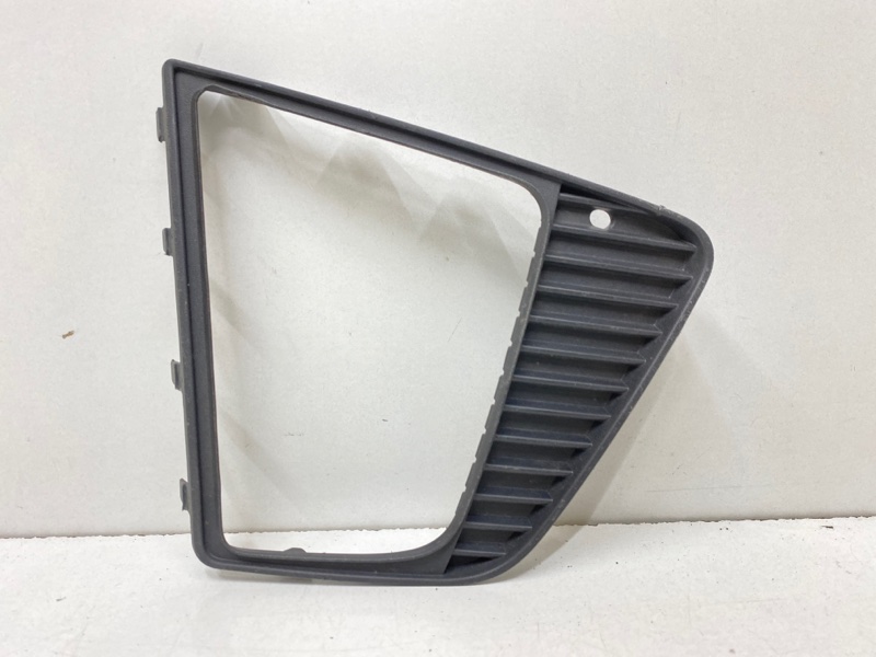 Рамка противотуманной фары правой