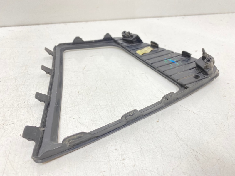 Рамка противотуманной фары правой