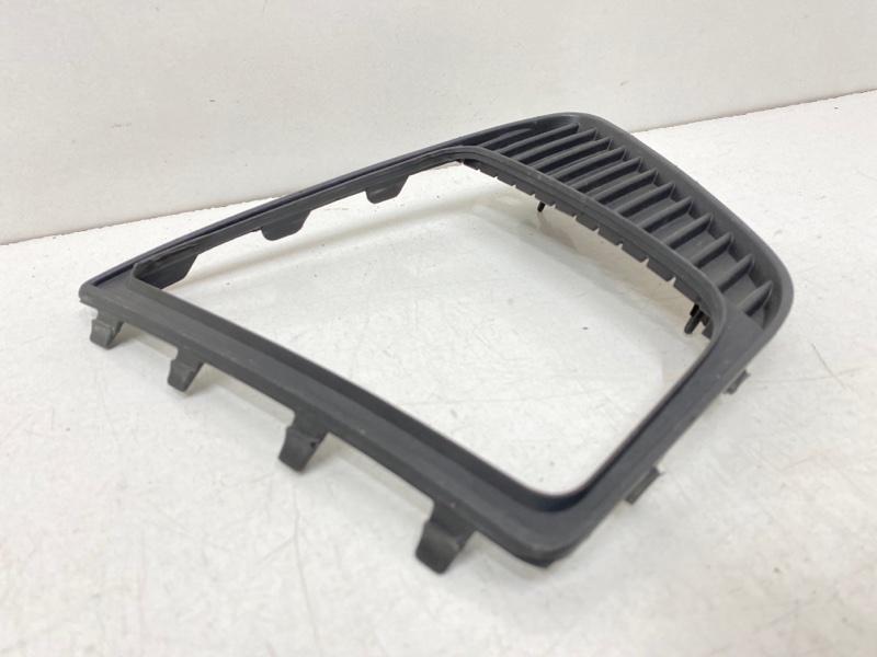 Рамка противотуманной фары правой