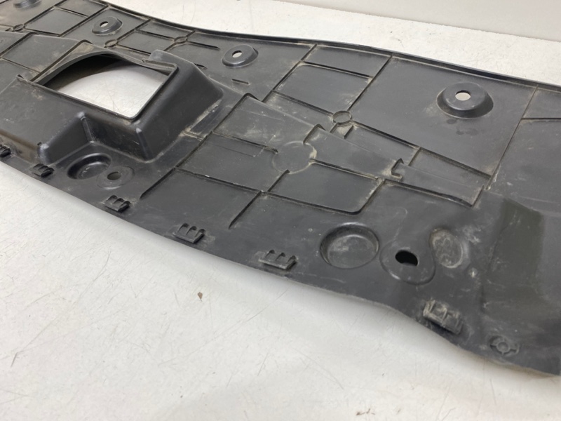 Кожух замка капота