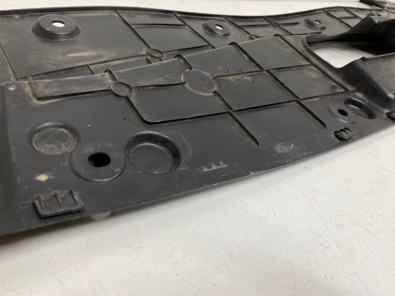 Кожух замка капота