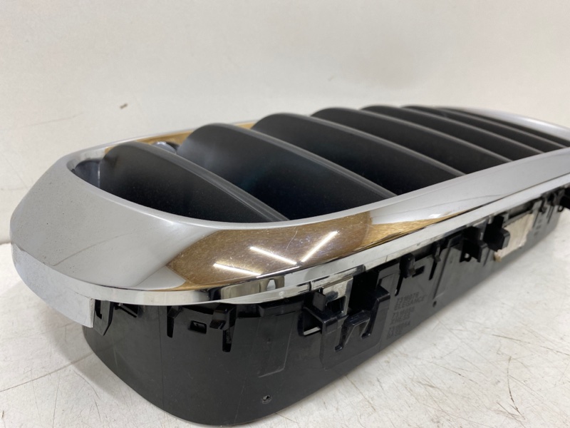 Решетка радиатора правая