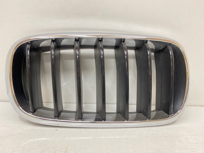 Решетка радиатора правая