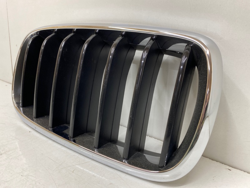 Решетка радиатора правая