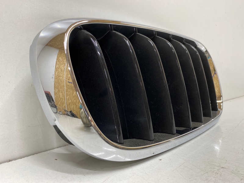 Решетка радиатора правая