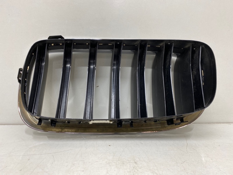 Решетка радиатора правая