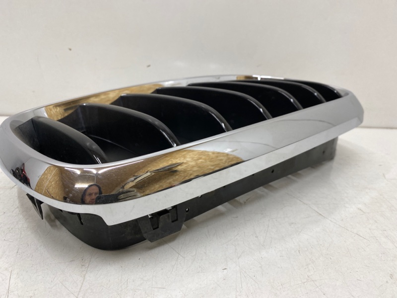 Решетка радиатора правая