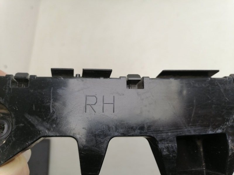 Кронштейн заднего бампера правый