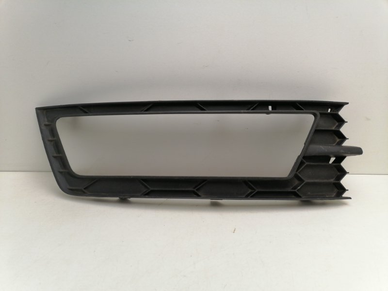 Рамка противотуманной фары правой