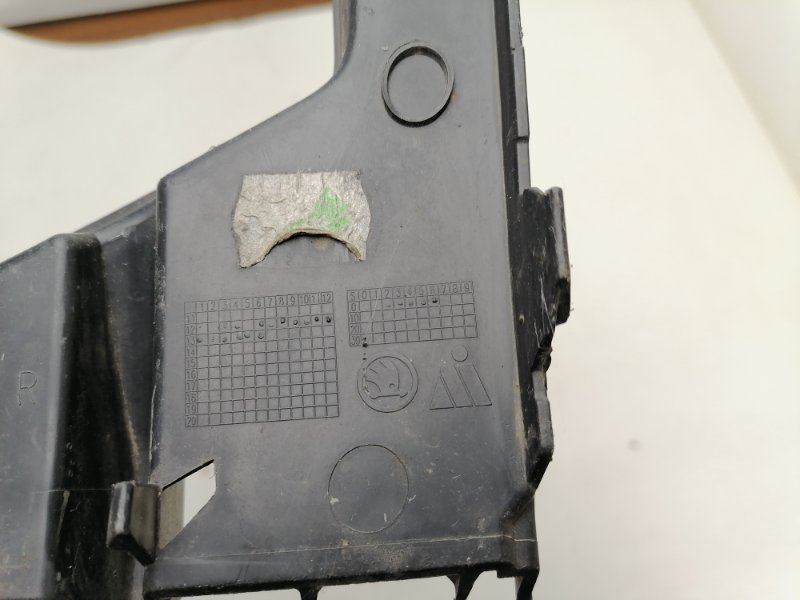 Рамка противотуманной фары правой