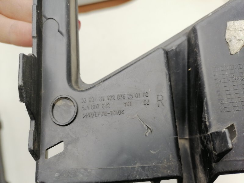 Рамка противотуманной фары правой