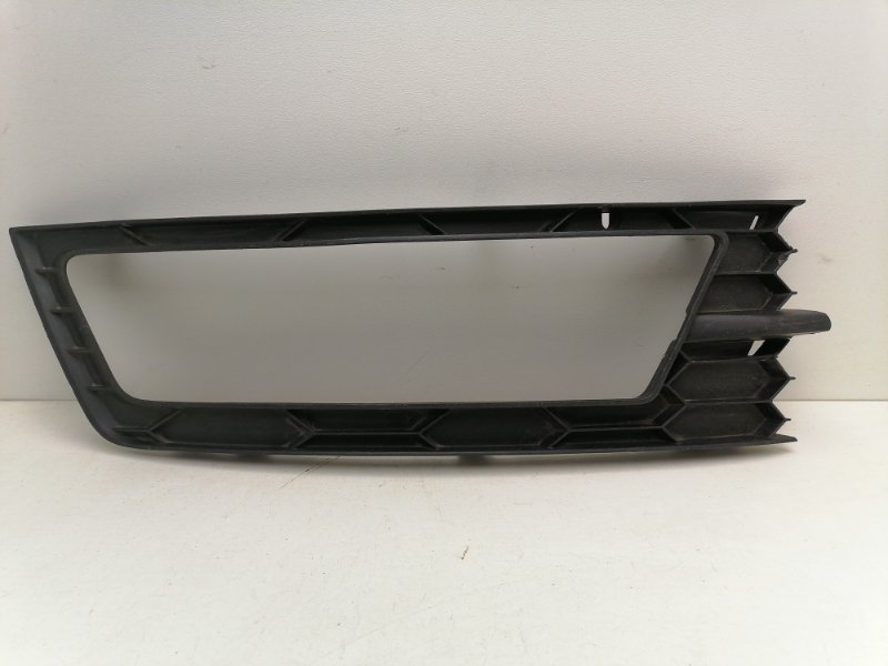 Рамка противотуманной фары правой