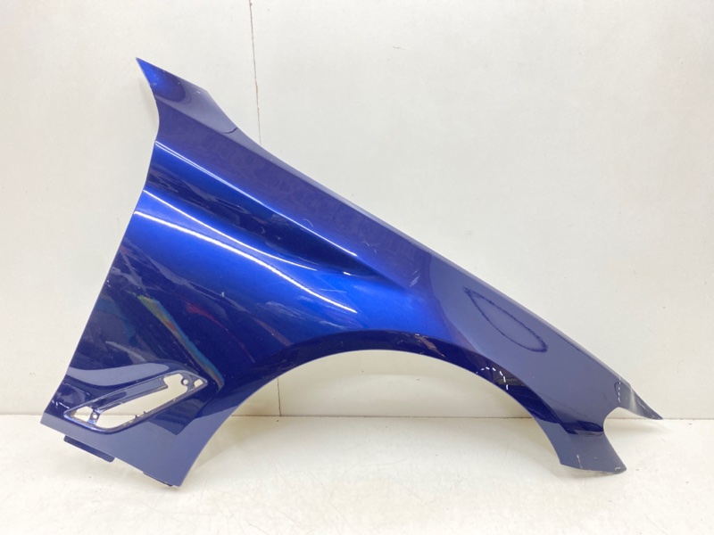 Крыло переднее правое