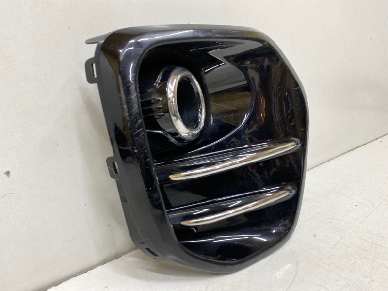 Рамка противотуманной фары правой