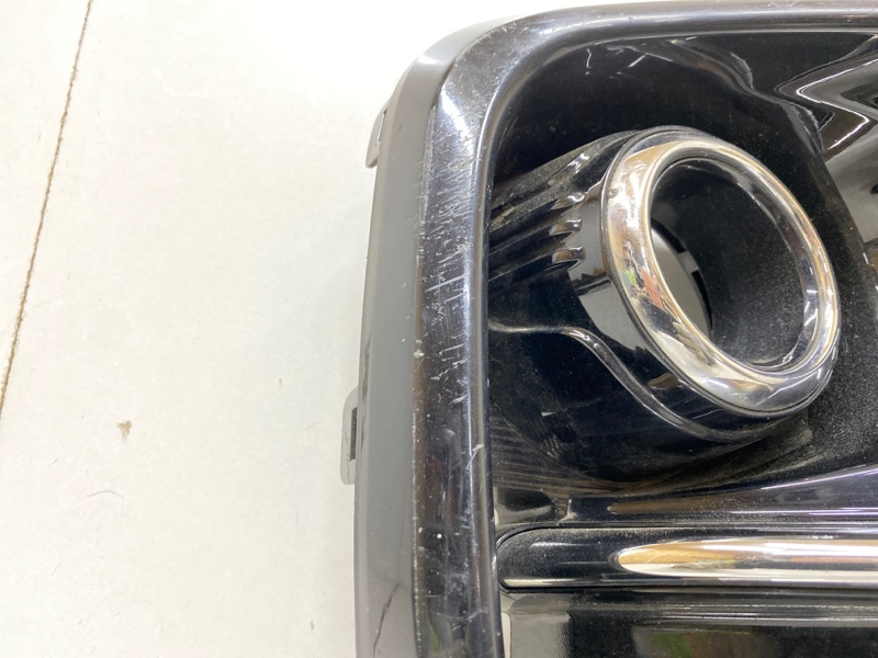 Рамка противотуманной фары правой