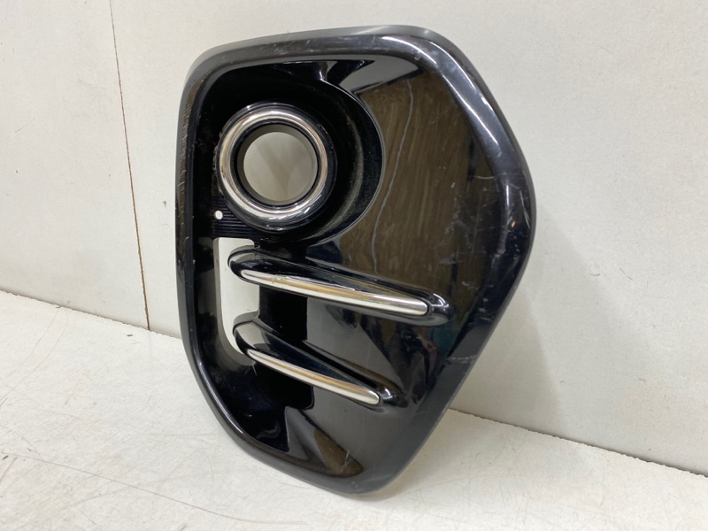 Рамка противотуманной фары правой