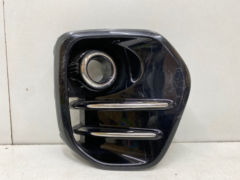 Рамка противотуманной фары правой