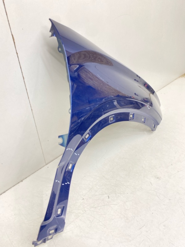 Крыло переднее правое