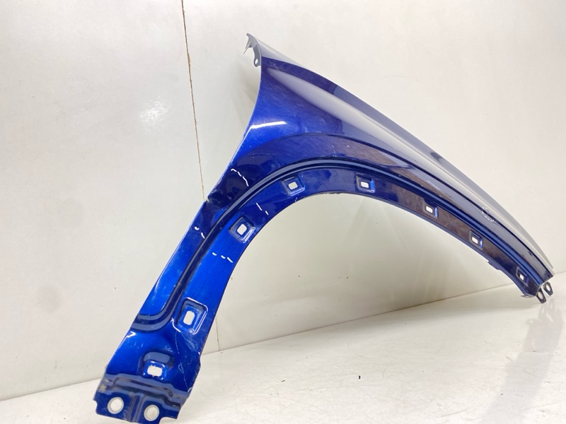 Крыло переднее правое