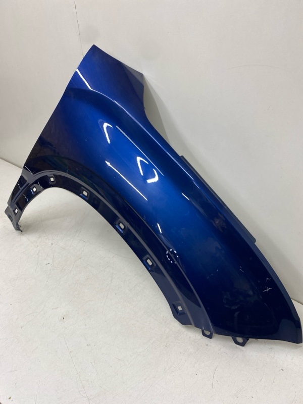 Крыло переднее правое