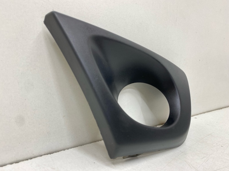 Рамка противотуманной фары левой