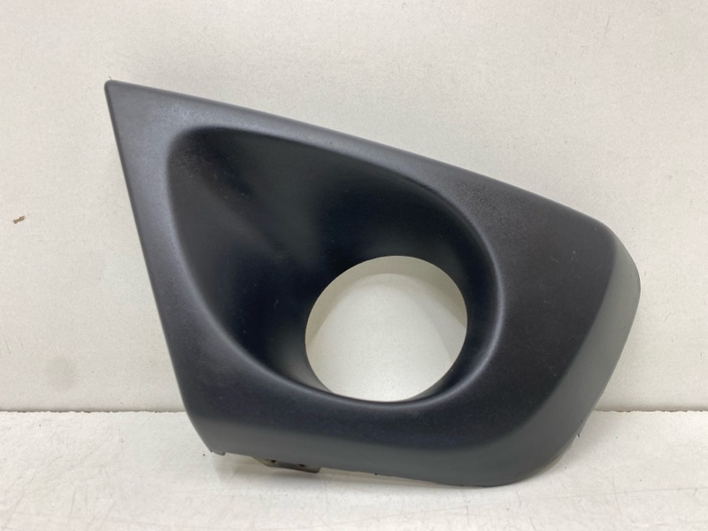 Рамка противотуманной фары левой