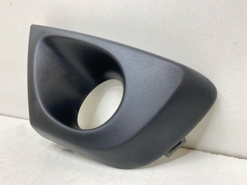 Рамка противотуманной фары левой