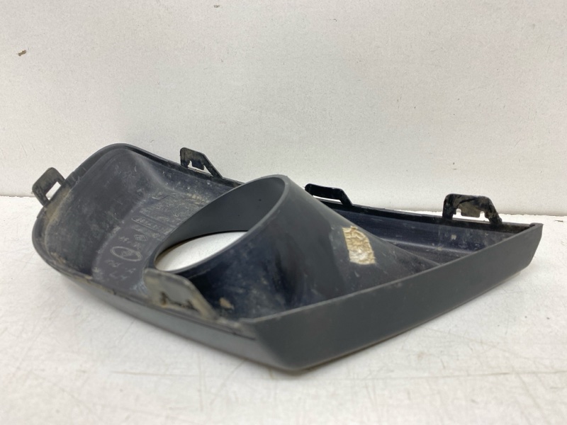 Рамка противотуманной фары левой