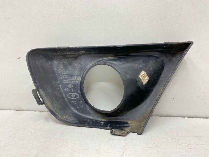 Рамка противотуманной фары левой