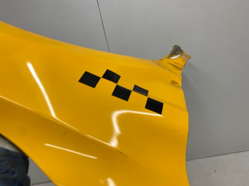 Крыло переднее правое