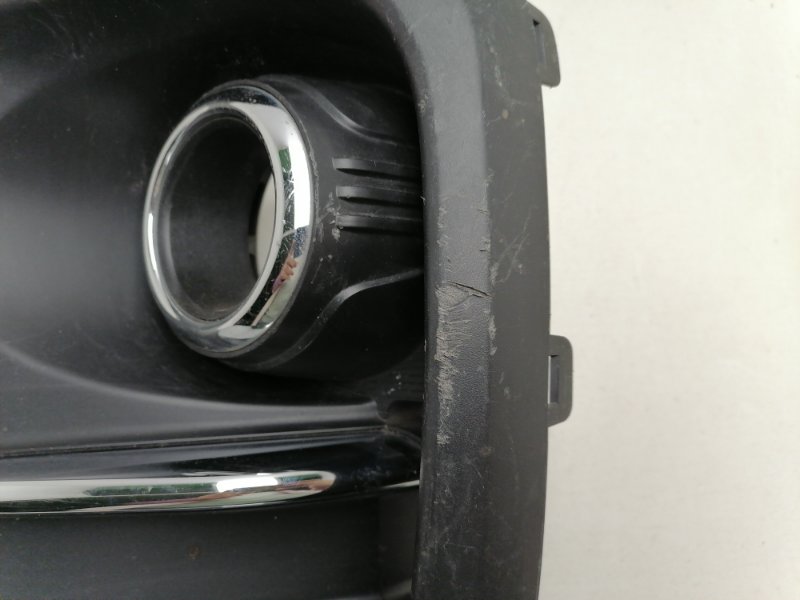 Рамка противотуманной фары левой